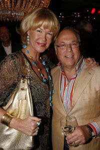 12-04-2006 SHOWBIZZ; JOOP BRAAKHEKKE VIERT ZIJN 65ste VERJAARDAG. Gisteravond was het feest in de Le Garage van Joop en zijn Team. Vele bekenden kwamen opdraven met kado\'s, bloemen of een goed gevulde envelope. Iedereen was uitgenodigd om heerlijk te blijven eten en de drank vloeide dan ook meer rijkelijk. Er was zelf een mini concert van Rita Reys waarvan als vanouds de vonken vanaf spatten. Joop is bezig met een nieuw en luxe kookprogramma die heel waarschijnelijk word uitgezonden door Talpa. Deze productie is geheel in handen van Rick Engelkes producties. Of het nu Connie Palmen was of Babette Cremer, Jan de Bouvrie of Henk van der Meijden, Eddy de Kroes of Catherine Keijl was,  iedereen had een fantastiche avond. Iedereen weet weer waar de Le Garage is en dat Joop 65 is geworden, dat mag duidelijk zijn na zo\'n feest.