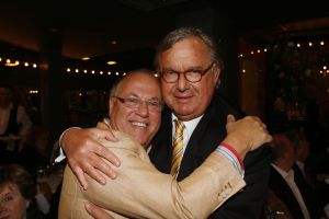 12-04-2006 SHOWBIZZ; JOOP BRAAKHEKKE VIERT ZIJN 65ste VERJAARDAG. Gisteravond was het feest in de Le Garage van Joop en zijn Team. Vele bekenden kwamen opdraven met kado\'s, bloemen of een goed gevulde envelope. Iedereen was uitgenodigd om heerlijk te blijven eten en de drank vloeide dan ook meer rijkelijk. Er was zelf een mini concert van Rita Reys waarvan als vanouds de vonken vanaf spatten. Joop is bezig met een nieuw en luxe kookprogramma die heel waarschijnelijk word uitgezonden door Talpa. Deze productie is geheel in handen van Rick Engelkes producties. Of het nu Connie Palmen was of Babette Cremer, Jan de Bouvrie of Henk van der Meijden, Eddy de Kroes of Catherine Keijl was, iedereen had een fantastiche avond. Iedereen weet weer waar de Le Garage is en dat Joop 65 is geworden, dat mag duidelijk zijn na zo\'n feest.