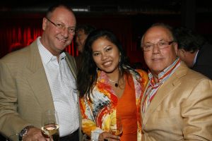12-04-2006 SHOWBIZZ; JOOP BRAAKHEKKE VIERT ZIJN 65ste VERJAARDAG. Gisteravond was het feest in de Le Garage van Joop en zijn Team. Vele bekenden kwamen opdraven met kado\'s, bloemen of een goed gevulde envelope. Iedereen was uitgenodigd om heerlijk te blijven eten en de drank vloeide dan ook meer rijkelijk. Er was zelf een mini concert van Rita Reys waarvan als vanouds de vonken vanaf spatten. Joop is bezig met een nieuw en luxe kookprogramma die heel waarschijnelijk word uitgezonden door Talpa. Deze productie is geheel in handen van Rick Engelkes producties. Of het nu Connie Palmen was of Babette Cremer, Jan de Bouvrie of Henk van der Meijden, Eddy de Kroes of Catherine Keijl was, iedereen had een fantastiche avond. Iedereen weet weer waar de Le Garage is en dat Joop 65 is geworden, dat mag duidelijk zijn na zo\'n feest.