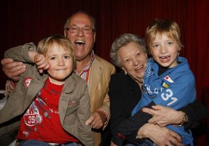 12-04-2006 SHOWBIZZ; JOOP BRAAKHEKKE VIERT ZIJN 65ste VERJAARDAG. Gisteravond was het feest in de Le Garage van Joop en zijn Team. Vele bekenden kwamen opdraven met kado\'s, bloemen of een goed gevulde envelope. Iedereen was uitgenodigd om heerlijk te blijven eten en de drank vloeide dan ook meer rijkelijk. Er was zelf een mini concert van Rita Reys waarvan als vanouds de vonken vanaf spatten. Joop is bezig met een nieuw en luxe kookprogramma die heel waarschijnelijk word uitgezonden door Talpa. Deze productie is geheel in handen van Rick Engelkes producties. Of het nu Connie Palmen was of Babette Cremer, Jan de Bouvrie of Henk van der Meijden, Eddy de Kroes of Catherine Keijl was,  iedereen had een fantastiche avond. Iedereen weet weer waar de Le Garage is en dat Joop 65 is geworden, dat mag duidelijk zijn na zo\'n feest.