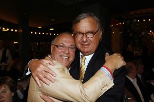 12-04-2006 SHOWBIZZ; JOOP BRAAKHEKKE VIERT ZIJN 65ste VERJAARDAG. Gisteravond was het feest in de Le Garage van Joop en zijn Team. Vele bekenden kwamen opdraven met kado\'s, bloemen of een goed gevulde envelope. Iedereen was uitgenodigd om heerlijk te blijven eten en de drank vloeide dan ook meer rijkelijk. Er was zelf een mini concert van Rita Reys waarvan als vanouds de vonken vanaf spatten. Joop is bezig met een nieuw en luxe kookprogramma die heel waarschijnelijk word uitgezonden door Talpa. Deze productie is geheel in handen van Rick Engelkes producties. Of het nu Connie Palmen was of Babette Cremer, Jan de Bouvrie of Henk van der Meijden, Eddy de Kroes of Catherine Keijl was,  iedereen had een fantastiche avond. Iedereen weet weer waar de Le Garage is en dat Joop 65 is geworden, dat mag duidelijk zijn na zo\'n feest.