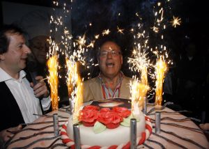 12-04-2006 SHOWBIZZ; JOOP BRAAKHEKKE VIERT ZIJN 65ste VERJAARDAG. Gisteravond was het feest in de Le Garage van Joop en zijn Team. Vele bekenden kwamen opdraven met kado\'s, bloemen of een goed gevulde envelope. Iedereen was uitgenodigd om heerlijk te blijven eten en de drank vloeide dan ook meer rijkelijk. Er was zelf een mini concert van Rita Reys waarvan als vanouds de vonken vanaf spatten. Joop is bezig met een nieuw en luxe kookprogramma die heel waarschijnelijk word uitgezonden door Talpa. Deze productie is geheel in handen van Rick Engelkes producties. Of het nu Connie Palmen was of Babette Cremer, Jan de Bouvrie of Henk van der Meijden, Eddy de Kroes of Catherine Keijl was,  iedereen had een fantastiche avond. Iedereen weet weer waar de Le Garage is en dat Joop 65 is geworden, dat mag duidelijk zijn na zo\'n feest.
