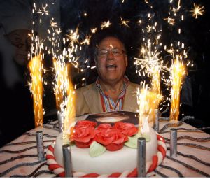 12-04-2006 SHOWBIZZ; JOOP BRAAKHEKKE VIERT ZIJN 65ste VERJAARDAG. Gisteravond was het feest in de Le Garage van Joop en zijn Team. Vele bekenden kwamen opdraven met kado\'s, bloemen of een goed gevulde envelope. Iedereen was uitgenodigd om heerlijk te blijven eten en de drank vloeide dan ook meer rijkelijk. Er was zelf een mini concert van Rita Reys waarvan als vanouds de vonken vanaf spatten. Joop is bezig met een nieuw en luxe kookprogramma die heel waarschijnelijk word uitgezonden door Talpa. Deze productie is geheel in handen van Rick Engelkes producties. Of het nu Connie Palmen was of Babette Cremer, Jan de Bouvrie of Henk van der Meijden, Eddy de Kroes of Catherine Keijl was, iedereen had een fantastiche avond. Iedereen weet weer waar de Le Garage is en dat Joop 65 is geworden, dat mag duidelijk zijn na zo\'n feest.