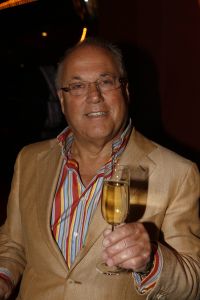 12-04-2006 SHOWBIZZ; JOOP BRAAKHEKKE VIERT ZIJN 65ste VERJAARDAG. Gisteravond was het feest in de Le Garage van Joop en zijn Team. Vele bekenden kwamen opdraven met kado\'s, bloemen of een goed gevulde envelope. Iedereen was uitgenodigd om heerlijk te blijven eten en de drank vloeide dan ook meer rijkelijk. Er was zelf een mini concert van Rita Reys waarvan als vanouds de vonken vanaf spatten. Joop is bezig met een nieuw en luxe kookprogramma die heel waarschijnelijk word uitgezonden door Talpa. Deze productie is geheel in handen van Rick Engelkes producties. Of het nu Connie Palmen was of Babette Cremer, Jan de Bouvrie of Henk van der Meijden, Eddy de Kroes of Catherine Keijl was, iedereen had een fantastiche avond. Iedereen weet weer waar de Le Garage is en dat Joop 65 is geworden, dat mag duidelijk zijn na zo\'n feest.