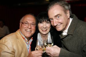 12-04-2006 SHOWBIZZ; JOOP BRAAKHEKKE VIERT ZIJN 65ste VERJAARDAG. Gisteravond was het feest in de Le Garage van Joop en zijn Team. Vele bekenden kwamen opdraven met kado\'s, bloemen of een goed gevulde envelope. Iedereen was uitgenodigd om heerlijk te blijven eten en de drank vloeide dan ook meer rijkelijk. Er was zelf een mini concert van Rita Reys waarvan als vanouds de vonken vanaf spatten. Joop is bezig met een nieuw en luxe kookprogramma die heel waarschijnelijk word uitgezonden door Talpa. Deze productie is geheel in handen van Rick Engelkes producties. Of het nu Connie Palmen was of Babette Cremer, Jan de Bouvrie of Henk van der Meijden, Eddy de Kroes of Catherine Keijl was,  iedereen had een fantastiche avond. Iedereen weet weer waar de Le Garage is en dat Joop 65 is geworden, dat mag duidelijk zijn na zo\'n feest.