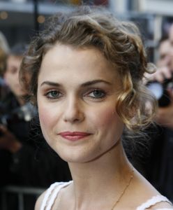 27-04-2006 SHOWBIZZ; MISSION IMPOSSIBLE-ACTEURS BIJ NEDERLANDES PREMIERE TE AMSTERDAM. Drie acteurs uit Mission Impossible 111 waren naar Tuschinski gekomen om de premiere bij te wonen in plaats van hoofrol speler en producent Tom Cruise die zijn baby belangrijker vond dan promotie te maken voor zijn film in Nederland. Daarom waren hier Jonathan Rhys Meyers, Keri Russell en Maggie Q.aanwezig. Nederlandse sterren lieten het massaal afweten, slechts een  handje vol met vooral soapies waren aanwezig bij deze premiere.
foto: Albert den Iseger.