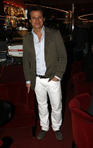 12-04-2006 SHOWBIZZ; JOOP BRAAKHEKKE VIERT ZIJN 65ste VERJAARDAG. Gisteravond was het feest in de Le Garage van Joop en zijn Team. Vele bekenden kwamen opdraven met kado\'s, bloemen of een goed gevulde envelope. Iedereen was uitgenodigd om heerlijk te blijven eten en de drank vloeide dan ook meer rijkelijk. Er was zelf een mini concert van Rita Reys waarvan als vanouds de vonken vanaf spatten. Joop is bezig met een nieuw en luxe kookprogramma die heel waarschijnelijk word uitgezonden door Talpa. Deze productie is geheel in handen van Rick Engelkes producties. Of het nu Connie Palmen was of Babette Cremer, Jan de Bouvrie of Henk van der Meijden, Eddy de Kroes of Catherine Keijl was, iedereen had een fantastiche avond. Iedereen weet weer waar de Le Garage is en dat Joop 65 is geworden, dat mag duidelijk zijn na zo\'n feest.
