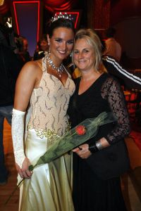 24-04-2006 SHOWBIZZ: LIEKE KREEG EEN ROOS VAN HAAR MOEDER ALS ONDERSTEUNING. Lieke en Remco waren erg terleurgesteld over de uitslag van gisteren avond. Lieke\'s moeder trooste haar echter met een prachtige roos en een warme knuffel.
foto: Albert den Iseger.