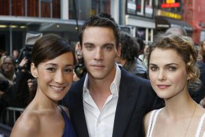 27-04-2006 SHOWBIZZ; MISSION IMPOSSIBLE-ACTEURS BIJ NEDERLANDES PREMIERE TE AMSTERDAM. Drie acteurs uit Mission Impossible 111 waren naar Tuschinski gekomen om de premiere bij te wonen in plaats van hoofrol speler en producent Tom Cruise die zijn baby belangrijker vond dan promotie te maken voor zijn film in Nederland. Daarom waren hier Jonathan Rhys Meyers, Keri Russell en Maggie Q.aanwezig. Nederlandse sterren lieten het massaal afweten, slechts een  handje vol met vooral soapies waren aanwezig bij deze premiere.
foto: Albert den Iseger.