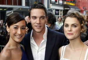 27-04-2006 SHOWBIZZ; MISSION IMPOSSIBLE-ACTEURS BIJ NEDERLANDES PREMIERE TE AMSTERDAM. Drie acteurs uit Mission Impossible 111 waren naar Tuschinski gekomen om de premiere bij te wonen in plaats van hoofrol speler en producent Tom Cruise die zijn baby belangrijker vond dan promotie te maken voor zijn film in Nederland. Daarom waren hier Jonathan Rhys Meyers, Keri Russell en Maggie Q.aanwezig. Nederlandse sterren lieten het massaal afweten, slechts een  handje vol met vooral soapies waren aanwezig bij deze premiere.
foto: Albert den Iseger.