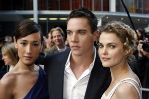 27-04-2006 SHOWBIZZ; MISSION IMPOSSIBLE-ACTEURS BIJ NEDERLANDES PREMIERE TE AMSTERDAM. Drie acteurs uit Mission Impossible 111 waren naar Tuschinski gekomen om de premiere bij te wonen in plaats van hoofrol speler en producent Tom Cruise die zijn baby belangrijker vond dan promotie te maken voor zijn film in Nederland. Daarom waren hier Jonathan Rhys Meyers, Keri Russell en Maggie Q.aanwezig. Nederlandse sterren lieten het massaal afweten, slechts een  handje vol met vooral soapies waren aanwezig bij deze premiere.
foto: Albert den Iseger.