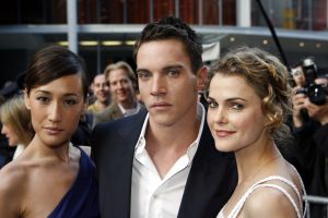 27-04-2006 SHOWBIZZ; MISSION IMPOSSIBLE-ACTEURS BIJ NEDERLANDES PREMIERE TE AMSTERDAM. Drie acteurs uit Mission Impossible 111 waren naar Tuschinski gekomen om de premiere bij te wonen in plaats van hoofrol speler en producent Tom Cruise die zijn baby belangrijker vond dan promotie te maken voor zijn film in Nederland. Daarom waren hier Jonathan Rhys Meyers, Keri Russell en Maggie Q.aanwezig. Nederlandse sterren lieten het massaal afweten, slechts een  handje vol met vooral soapies waren aanwezig bij deze premiere.
foto: Albert den Iseger.