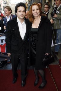 27-04-2006 SHOWBIZZ; MISSION IMPOSSIBLE-ACTEURS BIJ NEDERLANDES PREMIERE TE AMSTERDAM. Drie acteurs uit Mission Impossible 111 waren naar Tuschinski gekomen om de premiere bij te wonen in plaats van hoofrol speler en producent Tom Cruise die zijn baby belangrijker vond dan promotie te maken voor zijn film in Nederland. Daarom waren hier Jonathan Rhys Meyers, Keri Russell en Maggie Q.aanwezig. Nederlandse sterren lieten het massaal afweten, slechts een  handje vol met vooral soapies waren aanwezig bij deze premiere.
foto: Albert den Iseger.
