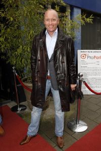 12-04-2006 SHOWBIZZ; JOOP BRAAKHEKKE VIERT ZIJN 65ste VERJAARDAG. Gisteravond was het feest in de Le Garage van Joop en zijn Team. Vele bekenden kwamen opdraven met kado\'s, bloemen of een goed gevulde envelope. Iedereen was uitgenodigd om heerlijk te blijven eten en de drank vloeide dan ook meer rijkelijk. Er was zelf een mini concert van Rita Reys waarvan als vanouds de vonken vanaf spatten. Joop is bezig met een nieuw en luxe kookprogramma die heel waarschijnelijk word uitgezonden door Talpa. Deze productie is geheel in handen van Rick Engelkes producties. Of het nu Connie Palmen was of Babette Cremer, Jan de Bouvrie of Henk van der Meijden, Eddy de Kroes of Catherine Keijl was, iedereen had een fantastiche avond. Iedereen weet weer waar de Le Garage is en dat Joop 65 is geworden, dat mag duidelijk zijn na zo\'n feest.