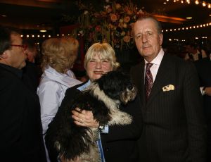 12-04-2006 SHOWBIZZ; JOOP BRAAKHEKKE VIERT ZIJN 65ste VERJAARDAG. Gisteravond was het feest in de Le Garage van Joop en zijn Team. Vele bekenden kwamen opdraven met kado\'s, bloemen of een goed gevulde envelope. Iedereen was uitgenodigd om heerlijk te blijven eten en de drank vloeide dan ook meer rijkelijk. Er was zelf een mini concert van Rita Reys waarvan als vanouds de vonken vanaf spatten. Joop is bezig met een nieuw en luxe kookprogramma die heel waarschijnelijk word uitgezonden door Talpa. Deze productie is geheel in handen van Rick Engelkes producties. Of het nu Connie Palmen was of Babette Cremer, Jan de Bouvrie of Henk van der Meijden, Eddy de Kroes of Catherine Keijl was,  iedereen had een fantastiche avond. Iedereen weet weer waar de Le Garage is en dat Joop 65 is geworden, dat mag duidelijk zijn na zo\'n feest.