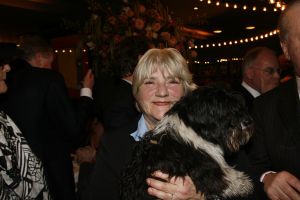 12-04-2006 SHOWBIZZ; JOOP BRAAKHEKKE VIERT ZIJN 65ste VERJAARDAG. Gisteravond was het feest in de Le Garage van Joop en zijn Team. Vele bekenden kwamen opdraven met kado\'s, bloemen of een goed gevulde envelope. Iedereen was uitgenodigd om heerlijk te blijven eten en de drank vloeide dan ook meer rijkelijk. Er was zelf een mini concert van Rita Reys waarvan als vanouds de vonken vanaf spatten. Joop is bezig met een nieuw en luxe kookprogramma die heel waarschijnelijk word uitgezonden door Talpa. Deze productie is geheel in handen van Rick Engelkes producties. Of het nu Connie Palmen was of Babette Cremer, Jan de Bouvrie of Henk van der Meijden, Eddy de Kroes of Catherine Keijl was, iedereen had een fantastiche avond. Iedereen weet weer waar de Le Garage is en dat Joop 65 is geworden, dat mag duidelijk zijn na zo\'n feest.