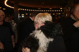 12-04-2006 SHOWBIZZ; JOOP BRAAKHEKKE VIERT ZIJN 65ste VERJAARDAG. Gisteravond was het feest in de Le Garage van Joop en zijn Team. Vele bekenden kwamen opdraven met kado\'s, bloemen of een goed gevulde envelope. Iedereen was uitgenodigd om heerlijk te blijven eten en de drank vloeide dan ook meer rijkelijk. Er was zelf een mini concert van Rita Reys waarvan als vanouds de vonken vanaf spatten. Joop is bezig met een nieuw en luxe kookprogramma die heel waarschijnelijk word uitgezonden door Talpa. Deze productie is geheel in handen van Rick Engelkes producties. Of het nu Connie Palmen was of Babette Cremer, Jan de Bouvrie of Henk van der Meijden, Eddy de Kroes of Catherine Keijl was, iedereen had een fantastiche avond. Iedereen weet weer waar de Le Garage is en dat Joop 65 is geworden, dat mag duidelijk zijn na zo\'n feest.
