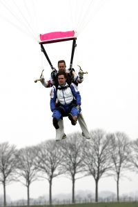 26-04-2006 SHOWBIZZ; NICK EN SIMON PRESENTEREN IN VRIJE VAL HUN NIEUWE CD OP 3 KM HOOGTE. Op airport Zestien Hoven te Rotterdam presenteerde Nick en Simon tijdens een vrije val van 3 kilometer hoogte hun nieuwe cd. Een ongelovelijke ervaring om op die hoogte een cd te presenteren en dan voor Talpa Tv  en fotograaf ook nog leuk te kunnen zijn terwijl er zoveel gebeurt op die hoogte. Al met al een te gekke ervaring en zeker niet onze laatste sprong, was hun commentaar.
foto; Albert den Iseger.