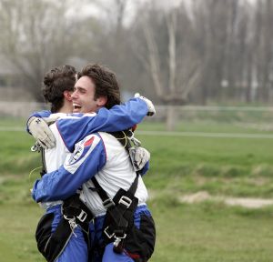 26-04-2006 SHOWBIZZ; NICK EN SIMON PRESENTEREN IN VRIJE VAL HUN NIEUWE CD OP 3 KM HOOGTE. Op airport Zestien Hoven te Rotterdam presenteerde Nick en Simon tijdens een vrije val van 3 kilometer hoogte hun nieuwe cd. Een ongelovelijke ervaring om op die hoogte een cd te presenteren en dan voor Talpa Tv  en fotograaf ook nog leuk te kunnen zijn terwijl er zoveel gebeurt op die hoogte. Al met al een te gekke ervaring en zeker niet onze laatste sprong, was hun commentaar.
foto; Albert den Iseger.