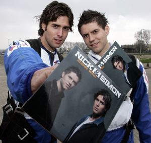 26-04-2006 SHOWBIZZ; NICK EN SIMON PRESENTEREN IN VRIJE VAL HUN NIEUWE CD OP 3 KM HOOGTE. Op airport Zestien Hoven te Rotterdam presenteerde Nick en Simon tijdens een vrije val van 3 kilometer hoogte hun nieuwe cd. Een ongelovelijke ervaring om op die hoogte een cd te presenteren en dan voor Talpa Tv  en fotograaf ook nog leuk te kunnen zijn terwijl er zoveel gebeurt op die hoogte. Al met al een te gekke ervaring en zeker niet onze laatste sprong, was hun commentaar.
foto; Albert den Iseger.