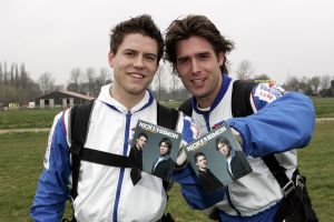 26-04-2006 SHOWBIZZ; NICK EN SIMON PRESENTEREN IN VRIJE VAL HUN NIEUWE CD OP 3 KM HOOGTE. Op airport Zestien Hoven te Rotterdam presenteerde Nick en Simon tijdens een vrije val van 3 kilometer hoogte hun nieuwe cd. Een ongelovelijke ervaring om op die hoogte een cd te presenteren en dan voor Talpa Tv  en fotograaf ook nog leuk te kunnen zijn terwijl er zoveel gebeurt op die hoogte. Al met al een te gekke ervaring en zeker niet onze laatste sprong, was hun commentaar.
foto; Albert den Iseger.