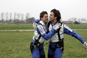 26-04-2006 SHOWBIZZ; NICK EN SIMON PRESENTEREN IN VRIJE VAL HUN NIEUWE CD OP 3 KM HOOGTE. Op airport Zestien Hoven te Rotterdam presenteerde Nick en Simon tijdens een vrije val van 3 kilometer hoogte hun nieuwe cd. Een ongelovelijke ervaring om op die hoogte een cd te presenteren en dan voor Talpa Tv  en fotograaf ook nog leuk te kunnen zijn terwijl er zoveel gebeurt op die hoogte. Al met al een te gekke ervaring en zeker niet onze laatste sprong, was hun commentaar.
foto; Albert den Iseger.