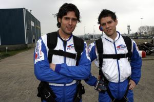 26-04-2006 SHOWBIZZ; NICK EN SIMON PRESENTEREN IN VRIJE VAL HUN NIEUWE CD OP 3 KM HOOGTE. Op airport Zestien Hoven te Rotterdam presenteerde Nick en Simon tijdens een vrije val van 3 kilometer hoogte hun nieuwe cd. Een ongelovelijke ervaring om op die hoogte een cd te presenteren en dan voor Talpa Tv  en fotograaf ook nog leuk te kunnen zijn terwijl er zoveel gebeurt op die hoogte. Al met al een te gekke ervaring en zeker niet onze laatste sprong, was hun commentaar.
foto; Albert den Iseger.
