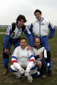 26-04-2006 SHOWBIZZ; NICK EN SIMON PRESENTEREN IN VRIJE VAL HUN NIEUWE CD OP 3 KM HOOGTE. Op airport Zestien Hoven te Rotterdam presenteerde Nick en Simon tijdens een vrije val van 3 kilometer hoogte hun nieuwe cd. Een ongelovelijke ervaring om op die hoogte een cd te presenteren en dan voor Talpa Tv  en fotograaf ook nog leuk te kunnen zijn terwijl er zoveel gebeurt op die hoogte. Al met al een te gekke ervaring en zeker niet onze laatste sprong, was hun commentaar.
foto; Albert den Iseger.