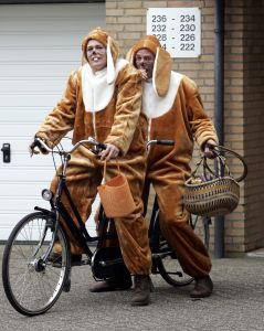 17-04-2006 SHOWBIZZ; OOK DE PAASHAAS GAAT AAN HET WERK. De Paashaas gaat samen met zijn partner op de fiets naar zijn werk toe.
foto: Albert den Iseger.