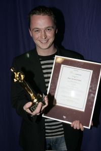 12-01-2005 SHOWBIZZ; DE HENK GEELS VAKAWARDS 2005:
BOB SLAOON UITGEEST; HET FEEST DER FEESTEN UITREIKING VAN DE VAKAWARDS AAN DE DIVERSE ARTIESTEN. AWARD VOOR WOUT VAN EWEERD 
FOTO; ALBERT DEN ISEGER