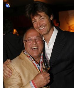 12-04-2006 SHOWBIZZ; JOOP BRAAKHEKKE VIERT ZIJN 65ste VERJAARDAG. Gisteravond was het feest in de Le Garage van Joop en zijn Team. Vele bekenden kwamen opdraven met kado\'s, bloemen of een goed gevulde envelope. Iedereen was uitgenodigd om heerlijk te blijven eten en de drank vloeide dan ook meer rijkelijk. Er was zelf een mini concert van Rita Reys waarvan als vanouds de vonken vanaf spatten. Joop is bezig met een nieuw en luxe kookprogramma die heel waarschijnelijk word uitgezonden door Talpa. Deze productie is geheel in handen van Rick Engelkes producties. Of het nu Connie Palmen was of Babette Cremer, Jan de Bouvrie of Henk van der Meijden, Eddy de Kroes of Catherine Keijl was, iedereen had een fantastiche avond. Iedereen weet weer waar de Le Garage is en dat Joop 65 is geworden, dat mag duidelijk zijn na zo\'n feest.