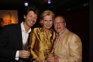 12-04-2006 SHOWBIZZ; JOOP BRAAKHEKKE VIERT ZIJN 65ste VERJAARDAG. Gisteravond was het feest in de Le Garage van Joop en zijn Team. Vele bekenden kwamen opdraven met kado\'s, bloemen of een goed gevulde envelope. Iedereen was uitgenodigd om heerlijk te blijven eten en de drank vloeide dan ook meer rijkelijk. Er was zelf een mini concert van Rita Reys waarvan als vanouds de vonken vanaf spatten. Joop is bezig met een nieuw en luxe kookprogramma die heel waarschijnelijk word uitgezonden door Talpa. Deze productie is geheel in handen van Rick Engelkes producties. Of het nu Connie Palmen was of Babette Cremer, Jan de Bouvrie of Henk van der Meijden, Eddy de Kroes of Catherine Keijl was, iedereen had een fantastiche avond. Iedereen weet weer waar de Le Garage is en dat Joop 65 is geworden, dat mag duidelijk zijn na zo\'n feest.