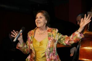 12-04-2006 SHOWBIZZ; JOOP BRAAKHEKKE VIERT ZIJN 65ste VERJAARDAG. Gisteravond was het feest in de Le Garage van Joop en zijn Team. Vele bekenden kwamen opdraven met kado\'s, bloemen of een goed gevulde envelope. Iedereen was uitgenodigd om heerlijk te blijven eten en de drank vloeide dan ook meer rijkelijk. Er was zelf een mini concert van Rita Reys waarvan als vanouds de vonken vanaf spatten. Joop is bezig met een nieuw en luxe kookprogramma die heel waarschijnelijk word uitgezonden door Talpa. Deze productie is geheel in handen van Rick Engelkes producties. Of het nu Connie Palmen was of Babette Cremer, Jan de Bouvrie of Henk van der Meijden, Eddy de Kroes of Catherine Keijl was, iedereen had een fantastiche avond. Iedereen weet weer waar de Le Garage is en dat Joop 65 is geworden, dat mag duidelijk zijn na zo\'n feest.