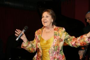 12-04-2006 SHOWBIZZ; JOOP BRAAKHEKKE VIERT ZIJN 65ste VERJAARDAG. Gisteravond was het feest in de Le Garage van Joop en zijn Team. Vele bekenden kwamen opdraven met kado\'s, bloemen of een goed gevulde envelope. Iedereen was uitgenodigd om heerlijk te blijven eten en de drank vloeide dan ook meer rijkelijk. Er was zelf een mini concert van Rita Reys waarvan als vanouds de vonken vanaf spatten. Joop is bezig met een nieuw en luxe kookprogramma die heel waarschijnelijk word uitgezonden door Talpa. Deze productie is geheel in handen van Rick Engelkes producties. Of het nu Connie Palmen was of Babette Cremer, Jan de Bouvrie of Henk van der Meijden, Eddy de Kroes of Catherine Keijl was, iedereen had een fantastiche avond. Iedereen weet weer waar de Le Garage is en dat Joop 65 is geworden, dat mag duidelijk zijn na zo\'n feest.