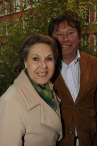 12-04-2006 SHOWBIZZ; JOOP BRAAKHEKKE VIERT ZIJN 65ste VERJAARDAG. Gisteravond was het feest in de Le Garage van Joop en zijn Team. Vele bekenden kwamen opdraven met kado\'s, bloemen of een goed gevulde envelope. Iedereen was uitgenodigd om heerlijk te blijven eten en de drank vloeide dan ook meer rijkelijk. Er was zelf een mini concert van Rita Reys waarvan als vanouds de vonken vanaf spatten. Joop is bezig met een nieuw en luxe kookprogramma die heel waarschijnelijk word uitgezonden door Talpa. Deze productie is geheel in handen van Rick Engelkes producties. Of het nu Connie Palmen was of Babette Cremer, Jan de Bouvrie of Henk van der Meijden, Eddy de Kroes of Catherine Keijl was, iedereen had een fantastiche avond. Iedereen weet weer waar de Le Garage is en dat Joop 65 is geworden, dat mag duidelijk zijn na zo\'n feest.