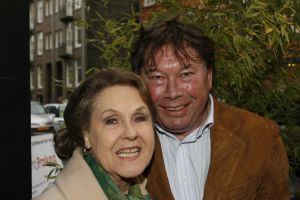 12-04-2006 SHOWBIZZ; JOOP BRAAKHEKKE VIERT ZIJN 65ste VERJAARDAG. Gisteravond was het feest in de Le Garage van Joop en zijn Team. Vele bekenden kwamen opdraven met kado\'s, bloemen of een goed gevulde envelope. Iedereen was uitgenodigd om heerlijk te blijven eten en de drank vloeide dan ook meer rijkelijk. Er was zelf een mini concert van Rita Reys waarvan als vanouds de vonken vanaf spatten. Joop is bezig met een nieuw en luxe kookprogramma die heel waarschijnelijk word uitgezonden door Talpa. Deze productie is geheel in handen van Rick Engelkes producties. Of het nu Connie Palmen was of Babette Cremer, Jan de Bouvrie of Henk van der Meijden, Eddy de Kroes of Catherine Keijl was, iedereen had een fantastiche avond. Iedereen weet weer waar de Le Garage is en dat Joop 65 is geworden, dat mag duidelijk zijn na zo\'n feest.