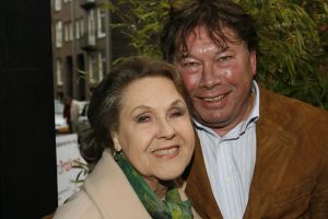 12-04-2006 SHOWBIZZ; JOOP BRAAKHEKKE VIERT ZIJN 65ste VERJAARDAG. Gisteravond was het feest in de Le Garage van Joop en zijn Team. Vele bekenden kwamen opdraven met kado\'s, bloemen of een goed gevulde envelope. Iedereen was uitgenodigd om heerlijk te blijven eten en de drank vloeide dan ook meer rijkelijk. Er was zelf een mini concert van Rita Reys waarvan als vanouds de vonken vanaf spatten. Joop is bezig met een nieuw en luxe kookprogramma die heel waarschijnelijk word uitgezonden door Talpa. Deze productie is geheel in handen van Rick Engelkes producties. Of het nu Connie Palmen was of Babette Cremer, Jan de Bouvrie of Henk van der Meijden, Eddy de Kroes of Catherine Keijl was, iedereen had een fantastiche avond. Iedereen weet weer waar de Le Garage is en dat Joop 65 is geworden, dat mag duidelijk zijn na zo\'n feest.
