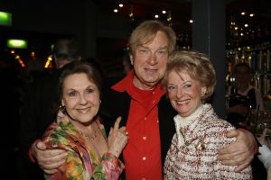 12-04-2006 SHOWBIZZ; JOOP BRAAKHEKKE VIERT ZIJN 65ste VERJAARDAG. Gisteravond was het feest in de Le Garage van Joop en zijn Team. Vele bekenden kwamen opdraven met kado\'s, bloemen of een goed gevulde envelope. Iedereen was uitgenodigd om heerlijk te blijven eten en de drank vloeide dan ook meer rijkelijk. Er was zelf een mini concert van Rita Reys waarvan als vanouds de vonken vanaf spatten. Joop is bezig met een nieuw en luxe kookprogramma die heel waarschijnelijk word uitgezonden door Talpa. Deze productie is geheel in handen van Rick Engelkes producties. Of het nu Connie Palmen was of Babette Cremer, Jan de Bouvrie of Henk van der Meijden, Eddy de Kroes of Catherine Keijl was, iedereen had een fantastiche avond. Iedereen weet weer waar de Le Garage is en dat Joop 65 is geworden, dat mag duidelijk zijn na zo\'n feest.