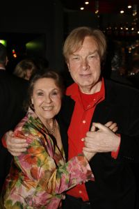 12-04-2006 SHOWBIZZ; JOOP BRAAKHEKKE VIERT ZIJN 65ste VERJAARDAG. Gisteravond was het feest in de Le Garage van Joop en zijn Team. Vele bekenden kwamen opdraven met kado\'s, bloemen of een goed gevulde envelope. Iedereen was uitgenodigd om heerlijk te blijven eten en de drank vloeide dan ook meer rijkelijk. Er was zelf een mini concert van Rita Reys waarvan als vanouds de vonken vanaf spatten. Joop is bezig met een nieuw en luxe kookprogramma die heel waarschijnelijk word uitgezonden door Talpa. Deze productie is geheel in handen van Rick Engelkes producties. Of het nu Connie Palmen was of Babette Cremer, Jan de Bouvrie of Henk van der Meijden, Eddy de Kroes of Catherine Keijl was, iedereen had een fantastiche avond. Iedereen weet weer waar de Le Garage is en dat Joop 65 is geworden, dat mag duidelijk zijn na zo\'n feest.