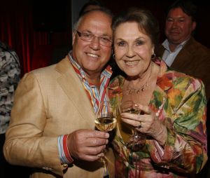 12-04-2006 SHOWBIZZ; JOOP BRAAKHEKKE VIERT ZIJN 65ste VERJAARDAG. Gisteravond was het feest in de Le Garage van Joop en zijn Team. Vele bekenden kwamen opdraven met kado\'s, bloemen of een goed gevulde envelope. Iedereen was uitgenodigd om heerlijk te blijven eten en de drank vloeide dan ook meer rijkelijk. Er was zelf een mini concert van Rita Reys waarvan als vanouds de vonken vanaf spatten. Joop is bezig met een nieuw en luxe kookprogramma die heel waarschijnelijk word uitgezonden door Talpa. Deze productie is geheel in handen van Rick Engelkes producties. Of het nu Connie Palmen was of Babette Cremer, Jan de Bouvrie of Henk van der Meijden, Eddy de Kroes of Catherine Keijl was, iedereen had een fantastiche avond. Iedereen weet weer waar de Le Garage is en dat Joop 65 is geworden, dat mag duidelijk zijn na zo\'n feest.
