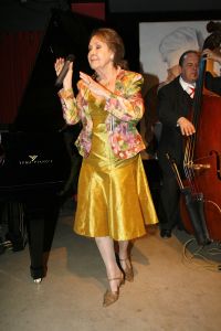 12-04-2006 SHOWBIZZ; JOOP BRAAKHEKKE VIERT ZIJN 65ste VERJAARDAG. Gisteravond was het feest in de Le Garage van Joop en zijn Team. Vele bekenden kwamen opdraven met kado\'s, bloemen of een goed gevulde envelope. Iedereen was uitgenodigd om heerlijk te blijven eten en de drank vloeide dan ook meer rijkelijk. Er was zelf een mini concert van Rita Reys waarvan als vanouds de vonken vanaf spatten. Joop is bezig met een nieuw en luxe kookprogramma die heel waarschijnelijk word uitgezonden door Talpa. Deze productie is geheel in handen van Rick Engelkes producties. Of het nu Connie Palmen was of Babette Cremer, Jan de Bouvrie of Henk van der Meijden, Eddy de Kroes of Catherine Keijl was, iedereen had een fantastiche avond. Iedereen weet weer waar de Le Garage is en dat Joop 65 is geworden, dat mag duidelijk zijn na zo\'n feest.