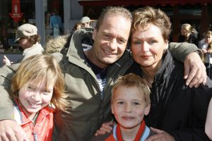 17-04-2006 SHOWBIZZ; PREMIERE ASTERIX EN DE VIKINGEN MET JIM BAKKUM. Het Tuschinksi Theater was er klaar voor, het ontbijt voor de vele kinderen was geregeld en de Vikingen waren aangemeerd, Asterix liep engels te praten en de vele tv reporters deden hun werk met de vele BNers waarbij oa.  Hidde Maas, Jim Bakkum en Gaby, Ron Boszhard en familie, de dames van Djumbo, Erik van Tijn, Henk Jan Smits,  Mevr. de Zwart met dochters en Jon Karthaus met vriendin, Jamie Westland van Di-rect met zijn nieuwe vlam Elise van der Horst die we nog kennen van TMF. De Vikingen kinderen genoten van alle lekkers en het ontbijt en natuurlijk de nieuwe film.
foto: Albert den Iseger