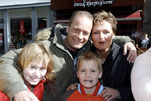 17-04-2006 SHOWBIZZ; PREMIERE ASTERIX EN DE VIKINGEN MET JIM BAKKUM. Het Tuschinksi Theater was er klaar voor, het ontbijt voor de vele kinderen was geregeld en de Vikingen waren aangemeerd, Asterix liep engels te praten en de vele tv reporters deden hun werk met de vele BNers waarbij oa.  Hidde Maas, Jim Bakkum en Gaby, Ron Boszhard en familie, de dames van Djumbo, Erik van Tijn, Henk Jan Smits,  Mevr. de Zwart met dochters en Jon Karthaus met vriendin, Jamie Westland van Di-rect met zijn nieuwe vlam Elise van der Horst die we nog kennen van TMF. De Vikingen kinderen genoten van alle lekkers en het ontbijt en natuurlijk de nieuwe film.
foto: Albert den Iseger