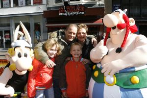 17-04-2006 SHOWBIZZ; PREMIERE ASTERIX EN DE VIKINGEN MET JIM BAKKUM. Het Tuschinksi Theater was er klaar voor, het ontbijt voor de vele kinderen was geregeld en de Vikingen waren aangemeerd, Asterix liep engels te praten en de vele tv reporters deden hun werk met de vele BNers waarbij oa.  Hidde Maas, Jim Bakkum en Gaby, Ron Boszhard en familie, de dames van Djumbo, Erik van Tijn, Henk Jan Smits,  Mevr. de Zwart met dochters en Jon Karthaus met vriendin, Jamie Westland van Di-rect met zijn nieuwe vlam Elise van der Horst die we nog kennen van TMF. De Vikingen kinderen genoten van alle lekkers en het ontbijt en natuurlijk de nieuwe film.
foto: Albert den Iseger