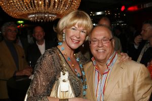 12-04-2006 SHOWBIZZ; JOOP BRAAKHEKKE VIERT ZIJN 65ste VERJAARDAG. Gisteravond was het feest in de Le Garage van Joop en zijn Team. Vele bekenden kwamen opdraven met kado\'s, bloemen of een goed gevulde envelope. Iedereen was uitgenodigd om heerlijk te blijven eten en de drank vloeide dan ook meer rijkelijk. Er was zelf een mini concert van Rita Reys waarvan als vanouds de vonken vanaf spatten. Joop is bezig met een nieuw en luxe kookprogramma die heel waarschijnelijk word uitgezonden door Talpa. Deze productie is geheel in handen van Rick Engelkes producties. Of het nu Connie Palmen was of Babette Cremer, Jan de Bouvrie of Henk van der Meijden, Eddy de Kroes of Catherine Keijl was, iedereen had een fantastiche avond. Iedereen weet weer waar de Le Garage is en dat Joop 65 is geworden, dat mag duidelijk zijn na zo\'n feest.