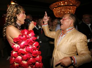 12-04-2006 SHOWBIZZ; JOOP BRAAKHEKKE VIERT ZIJN 65ste VERJAARDAG. Gisteravond was het feest in de Le Garage van Joop en zijn Team. Vele bekenden kwamen opdraven met kado\'s, bloemen of een goed gevulde envelope. Iedereen was uitgenodigd om heerlijk te blijven eten en de drank vloeide dan ook meer rijkelijk. Er was zelf een mini concert van Rita Reys waarvan als vanouds de vonken vanaf spatten. Joop is bezig met een nieuw en luxe kookprogramma die heel waarschijnelijk word uitgezonden door Talpa. Deze productie is geheel in handen van Rick Engelkes producties. Of het nu Connie Palmen was of Babette Cremer, Jan de Bouvrie of Henk van der Meijden, Eddy de Kroes of Catherine Keijl was,  iedereen had een fantastiche avond. Iedereen weet weer waar de Le Garage is en dat Joop 65 is geworden, dat mag duidelijk zijn na zo\'n feest.