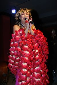 12-04-2006 SHOWBIZZ; JOOP BRAAKHEKKE VIERT ZIJN 65ste VERJAARDAG. Gisteravond was het feest in de Le Garage van Joop en zijn Team. Vele bekenden kwamen opdraven met kado\'s, bloemen of een goed gevulde envelope. Iedereen was uitgenodigd om heerlijk te blijven eten en de drank vloeide dan ook meer rijkelijk. Er was zelf een mini concert van Rita Reys waarvan als vanouds de vonken vanaf spatten. Joop is bezig met een nieuw en luxe kookprogramma die heel waarschijnelijk word uitgezonden door Talpa. Deze productie is geheel in handen van Rick Engelkes producties. Of het nu Connie Palmen was of Babette Cremer, Jan de Bouvrie of Henk van der Meijden, Eddy de Kroes of Catherine Keijl was,  iedereen had een fantastiche avond. Iedereen weet weer waar de Le Garage is en dat Joop 65 is geworden, dat mag duidelijk zijn na zo\'n feest.