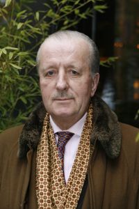 12-04-2006 SHOWBIZZ; JOOP BRAAKHEKKE VIERT ZIJN 65ste VERJAARDAG. Gisteravond was het feest in de Le Garage van Joop en zijn Team. Vele bekenden kwamen opdraven met kado\'s, bloemen of een goed gevulde envelope. Iedereen was uitgenodigd om heerlijk te blijven eten en de drank vloeide dan ook meer rijkelijk. Er was zelf een mini concert van Rita Reys waarvan als vanouds de vonken vanaf spatten. Joop is bezig met een nieuw en luxe kookprogramma die heel waarschijnelijk word uitgezonden door Talpa. Deze productie is geheel in handen van Rick Engelkes producties. Of het nu Connie Palmen was of Babette Cremer, Jan de Bouvrie of Henk van der Meijden, Eddy de Kroes of Catherine Keijl was, iedereen had een fantastiche avond. Iedereen weet weer waar de Le Garage is en dat Joop 65 is geworden, dat mag duidelijk zijn na zo\'n feest.