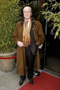 12-04-2006 SHOWBIZZ; JOOP BRAAKHEKKE VIERT ZIJN 65ste VERJAARDAG. Gisteravond was het feest in de Le Garage van Joop en zijn Team. Vele bekenden kwamen opdraven met kado\'s, bloemen of een goed gevulde envelope. Iedereen was uitgenodigd om heerlijk te blijven eten en de drank vloeide dan ook meer rijkelijk. Er was zelf een mini concert van Rita Reys waarvan als vanouds de vonken vanaf spatten. Joop is bezig met een nieuw en luxe kookprogramma die heel waarschijnelijk word uitgezonden door Talpa. Deze productie is geheel in handen van Rick Engelkes producties. Of het nu Connie Palmen was of Babette Cremer, Jan de Bouvrie of Henk van der Meijden, Eddy de Kroes of Catherine Keijl was, iedereen had een fantastiche avond. Iedereen weet weer waar de Le Garage is en dat Joop 65 is geworden, dat mag duidelijk zijn na zo\'n feest.