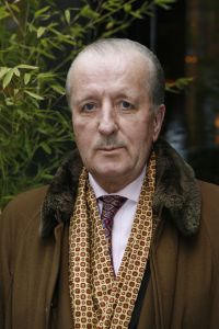 12-04-2006 SHOWBIZZ; JOOP BRAAKHEKKE VIERT ZIJN 65ste VERJAARDAG. Gisteravond was het feest in de Le Garage van Joop en zijn Team. Vele bekenden kwamen opdraven met kado\'s, bloemen of een goed gevulde envelope. Iedereen was uitgenodigd om heerlijk te blijven eten en de drank vloeide dan ook meer rijkelijk. Er was zelf een mini concert van Rita Reys waarvan als vanouds de vonken vanaf spatten. Joop is bezig met een nieuw en luxe kookprogramma die heel waarschijnelijk word uitgezonden door Talpa. Deze productie is geheel in handen van Rick Engelkes producties. Of het nu Connie Palmen was of Babette Cremer, Jan de Bouvrie of Henk van der Meijden, Eddy de Kroes of Catherine Keijl was, iedereen had een fantastiche avond. Iedereen weet weer waar de Le Garage is en dat Joop 65 is geworden, dat mag duidelijk zijn na zo\'n feest.